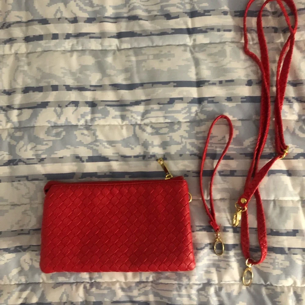 Red small purse, with detachable straps. NWOT - Picture 4 of 6